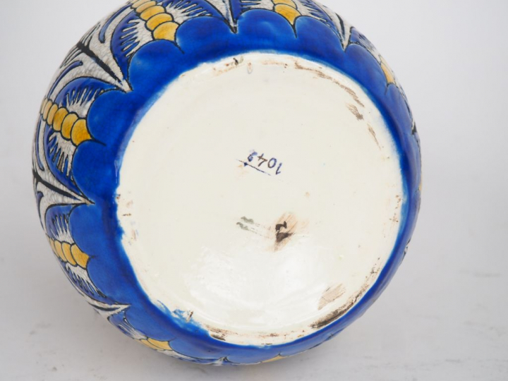 KERAMIS (attribué à). Vase ovoïde en faïence craquelée à décor polychr