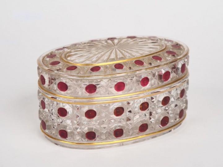 BACCARAT. Boite ovale en cristal bicolore à décor de motifs géométriqu