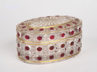 Vente aux enchères BACCARAT. Boite ovale en cristal bicolore à décor de motifs géométriqu