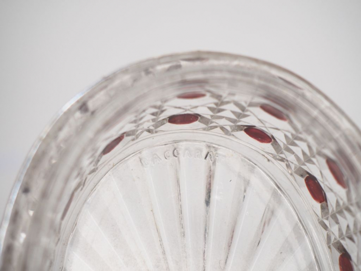 BACCARAT. Boite ovale en cristal bicolore à décor de motifs géométriqu