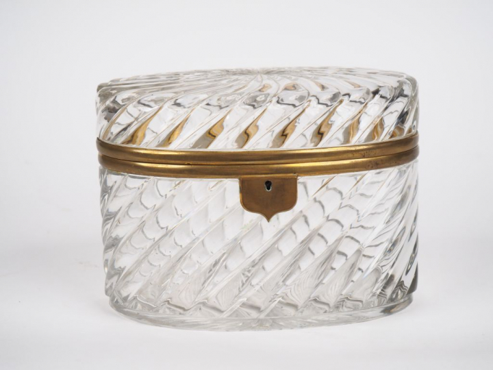 BACCARAT (?) Coffret ovale en cristal moulé et laiton à décor de côtes