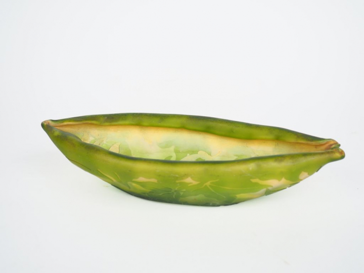 GALLE. Coupe oblongue en verre à décor gravé en camée à l'acide de feu