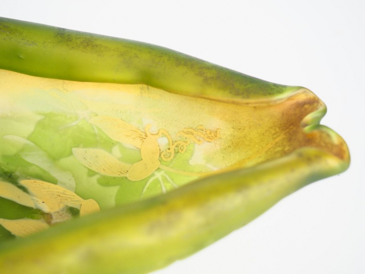 GALLE. Coupe oblongue en verre à décor gravé en camée à l'acide de feu