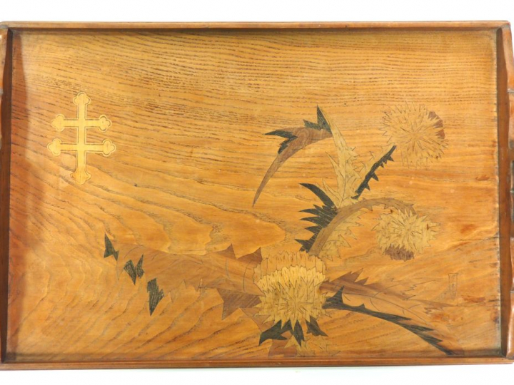 GALLE.  Plateau en marqueterie à décor de chardons et d'une croix de L