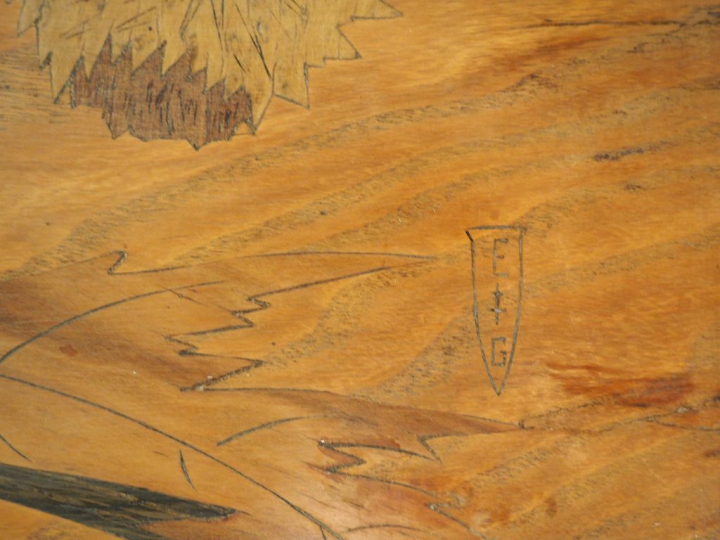 GALLE.  Plateau en marqueterie à décor de chardons et d'une croix de L