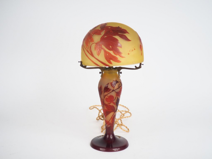 GALLE. Lampe en verre à décor gravé en camée et à l'acide de motifs "c