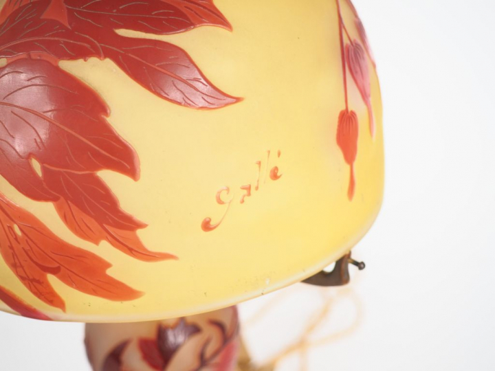 GALLE. Lampe en verre à décor gravé en camée et à l'acide de motifs "c