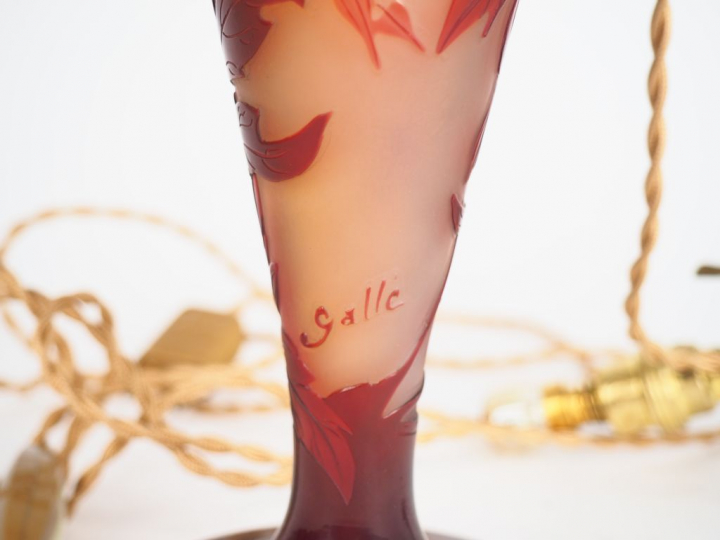 GALLE. Lampe en verre à décor gravé en camée et à l'acide de motifs "c