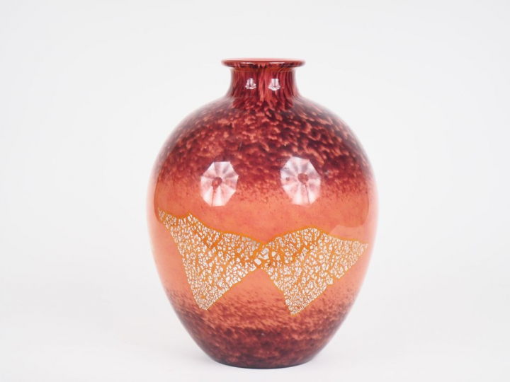 DELATTE.  Vase ovoïde en verre à décor poudré et en intercalaire de mo