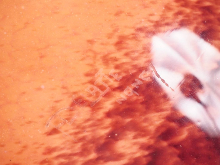 DELATTE.  Vase ovoïde en verre à décor poudré et en intercalaire de mo