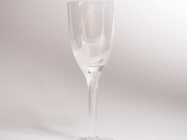 LALIQUE France. 19 flûtes à champagne en cristal modèle "Ange de Reims