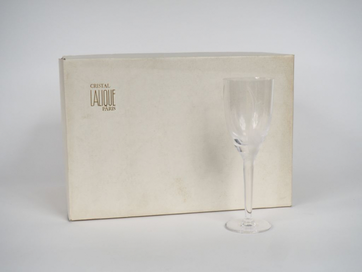 LALIQUE France. 19 flûtes à champagne en cristal modèle "Ange de Reims