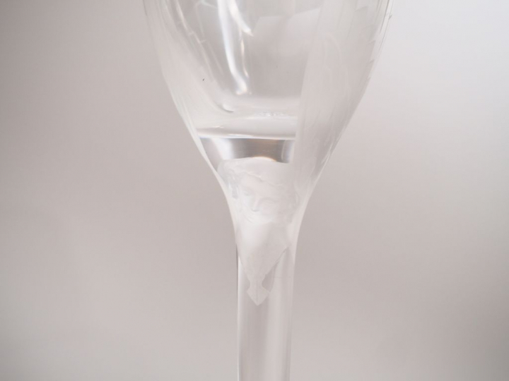 LALIQUE France. 19 flûtes à champagne en cristal modèle "Ange de Reims