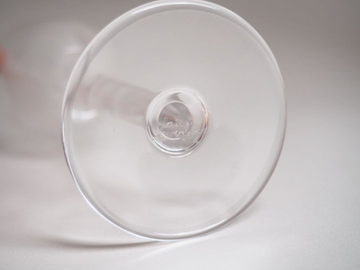 LALIQUE France. 19 flûtes à champagne en cristal modèle "Ange de Reims