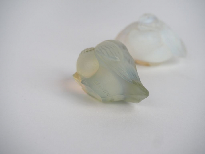 SABINO. Deux petits sujets en verre opalescent, "moineaux". Dim. 3,5 x