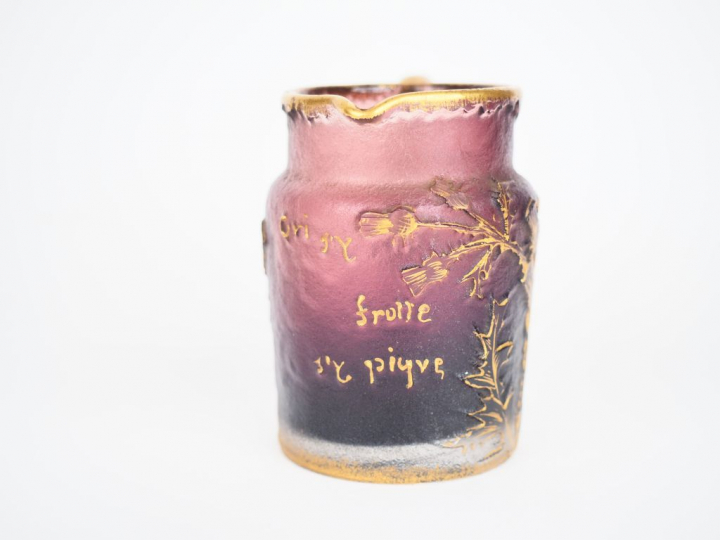 DAUM Nancy. Pichet en cristal mauve à décor émaillé doré de chardons, 