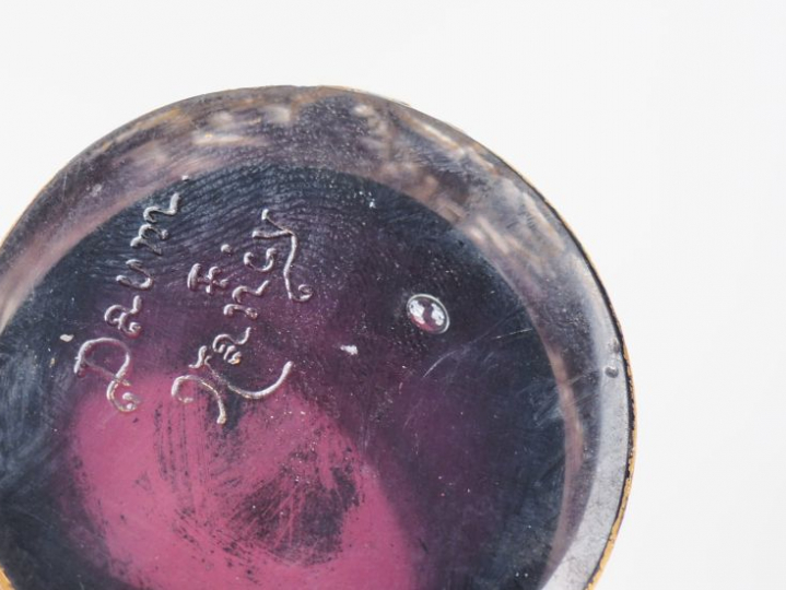 DAUM Nancy. Pichet en cristal mauve à décor émaillé doré de chardons, 