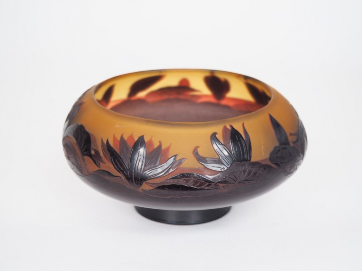 D'ARGENTAL. Coupe sur talon en verre gravé en camée et à l'acide à déc