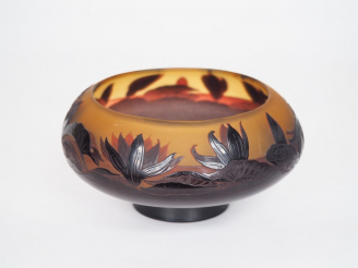 Vente aux enchères D'ARGENTAL. Coupe sur talon en verre gravé en camée et à l'acide à déc