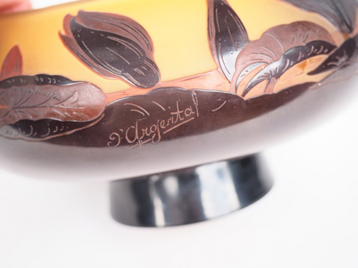 D'ARGENTAL. Coupe sur talon en verre gravé en camée et à l'acide à déc