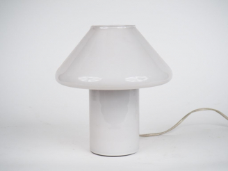 Vente aux enchères Lampe Champignon moderne en verre blanc. H. 25 cm.