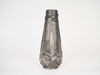 Vente aux enchères CHANAL. Vase tronconique en étain à décor de volutes. Signé. H. 30 cm.