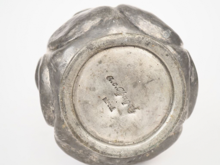 CHANAL. Vase tronconique en étain à décor de volutes. Signé. H. 30 cm.