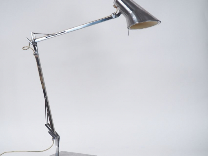 Lampe Design en métal chromé. Signée. H. 45,5 cm.