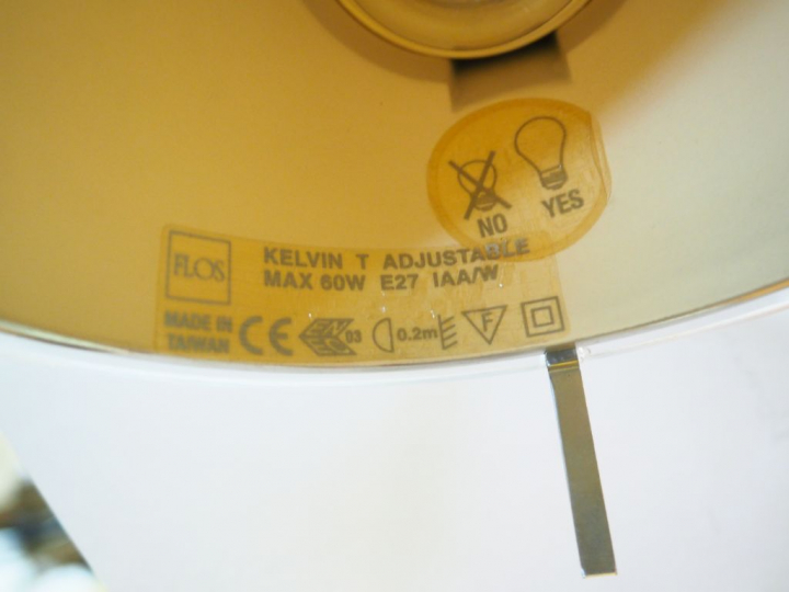 Lampe Design en métal chromé. Signée. H. 45,5 cm.