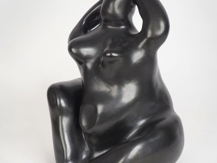 Ecole française XXème. "femme assise". Sculpture en plâtre à patine no