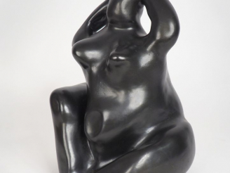 Vente aux enchères Ecole française XXème. "femme assise". Sculpture en plâtre à patine no