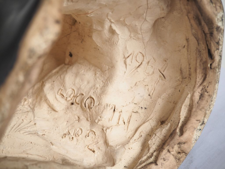 Ecole française XXème. "femme assise". Sculpture en plâtre à patine no