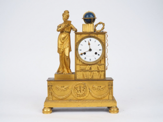 Vente aux enchères Pendule Directoire en bronze doré à décor d'une allégorie du savoir, c