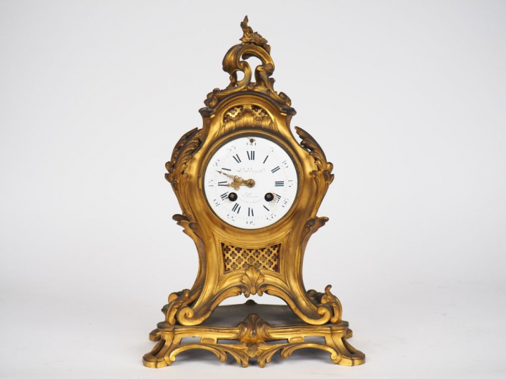 Cartel de style Louis XV en bronze, laiton et velours à décor de rocai