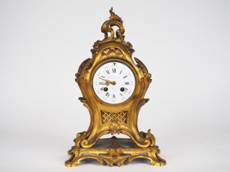 Vente aux enchères Cartel de style Louis XV en bronze, laiton et velours à décor de rocai