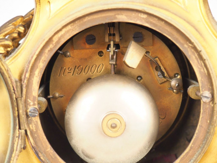 Cartel de style Louis XV en bronze, laiton et velours à décor de rocai