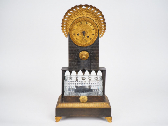 Vente aux enchères Pendule Charles X en bronze patiné, doré et cristal, en forme de fonta