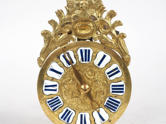 Vente aux enchères Cartel mural de style Louis XIV en bronze laiton et émail, à décor de 