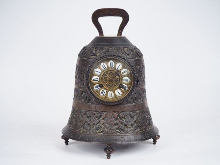 Horloge XIXème en bronze en forme de cloche, à décor de rinceaux, de s