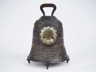Vente aux enchères Horloge XIXème en bronze en forme de cloche, à décor de rinceaux, de s