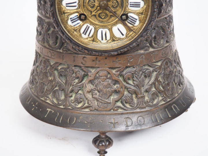 Horloge XIXème en bronze en forme de cloche, à décor de rinceaux, de s