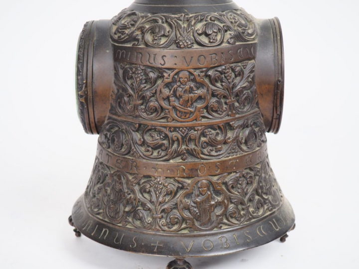 Horloge XIXème en bronze en forme de cloche, à décor de rinceaux, de s
