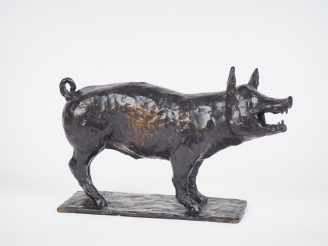Vente aux enchères Laurent FRONTERE. "Cochon". Sculpture en bronze à patine brune. Signée
