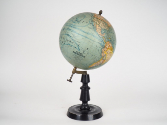 Vente aux enchères FOREST. Globe terrestre, piètement en bois noirci. Signé. H. 47 cm. (d