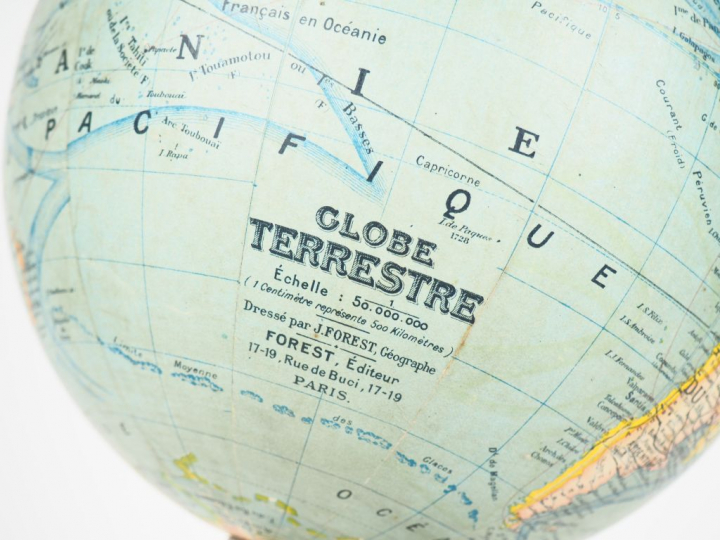 FOREST. Globe terrestre, piètement en bois noirci. Signé. H. 47 cm. (d