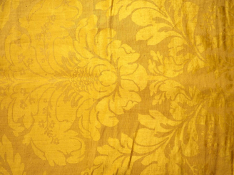 Vente aux enchères Tenture en brocatelle jaune Louis XVI, fleur épanouie dans de large ra