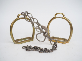 Vente aux enchères Paire d'étriers en bronze et un mors en métal.