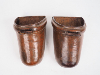Vente aux enchères Paire d'étriers en cuir et bois signés Chataigné. Dim. 17,5 x 23 x 13,