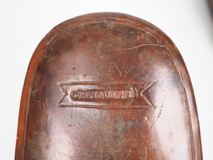 Paire d'étriers en cuir et bois signés Chataigné. Dim. 17,5 x 23 x 13,
