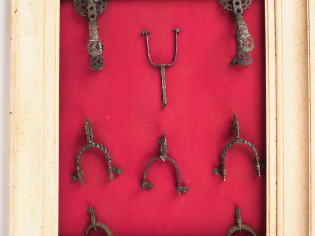 Encadrement contenant 3 différentes paires d'étriers anciens et 2 diff